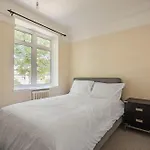 Three Bed Flat Near Earls Court Tube