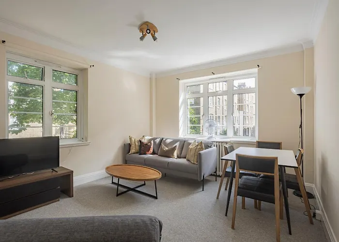 Three Bed Flat Near Earls Court Tube