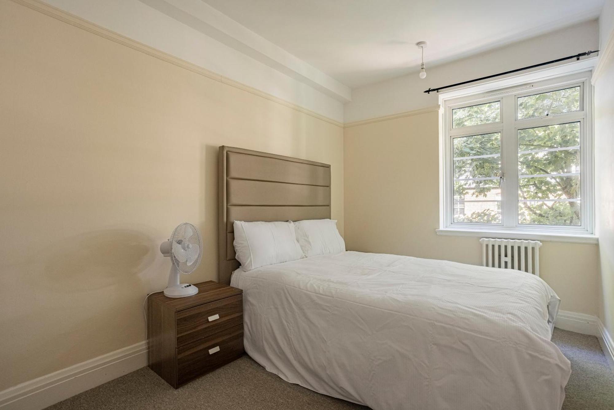 Three Bed Flat Near Earls Court Tube Apartment *