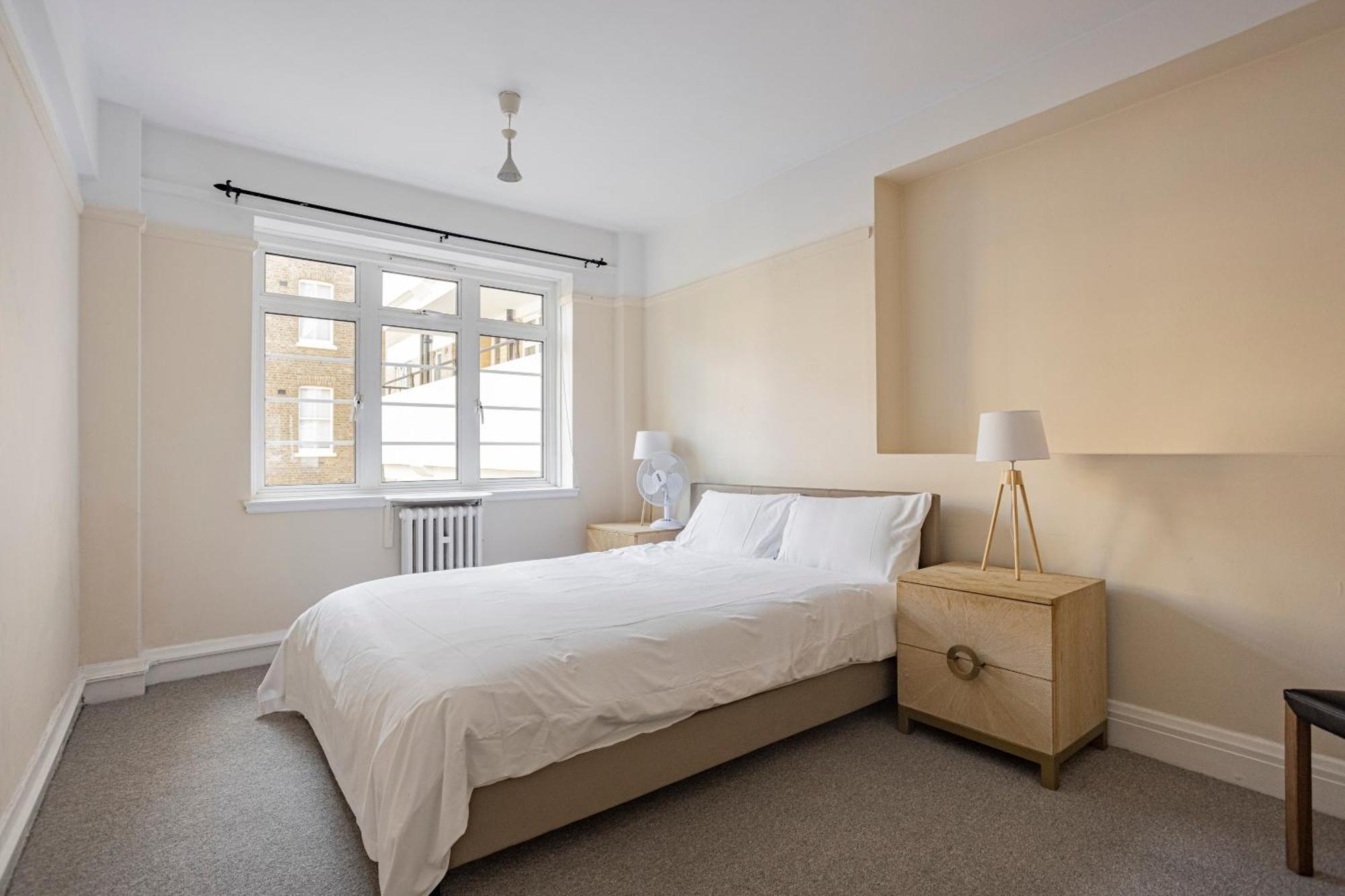 Three Bed Flat Near Earls Court Tube Apartment London