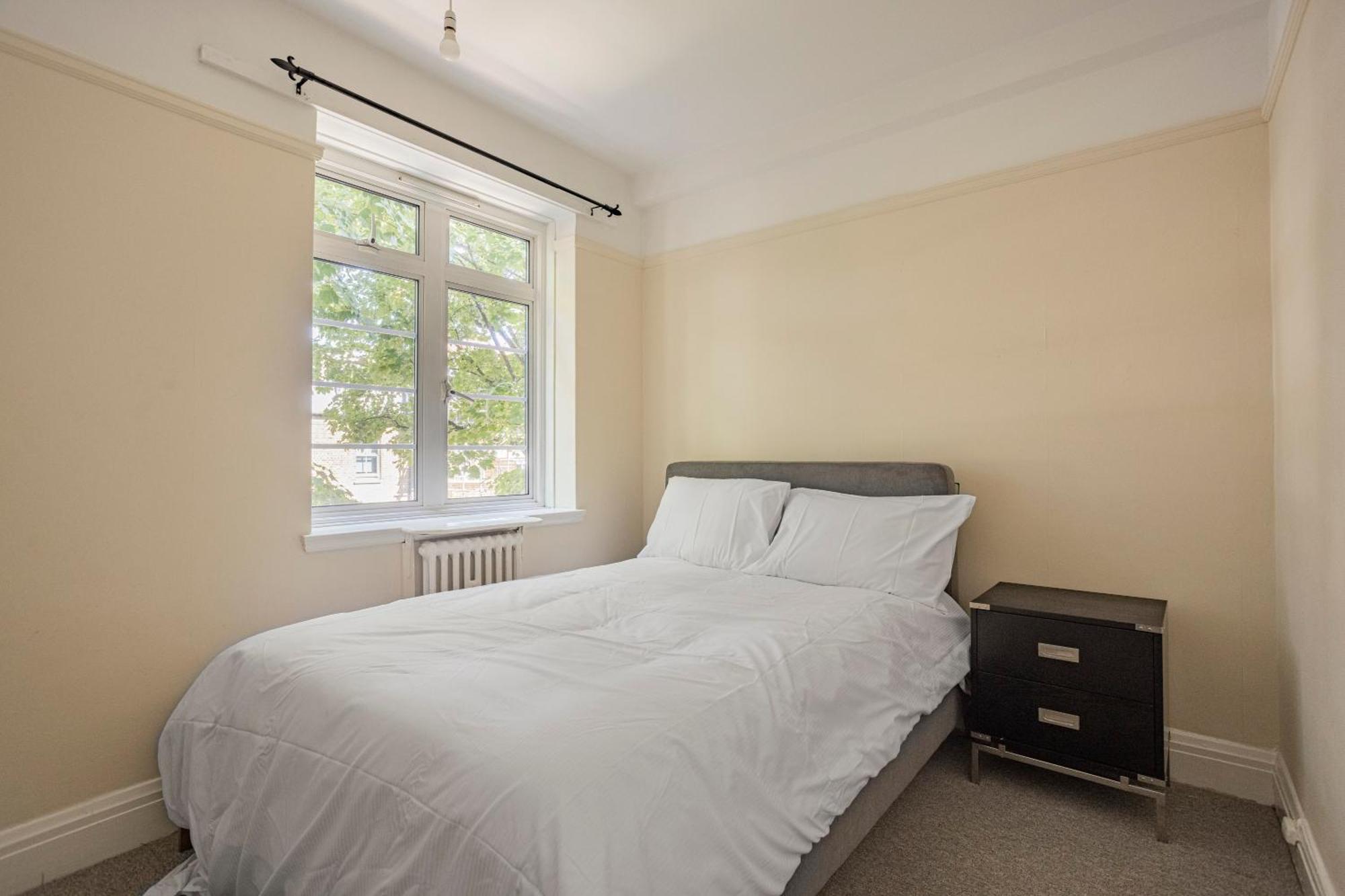 Three Bed Flat Near Earls Court Tube * London