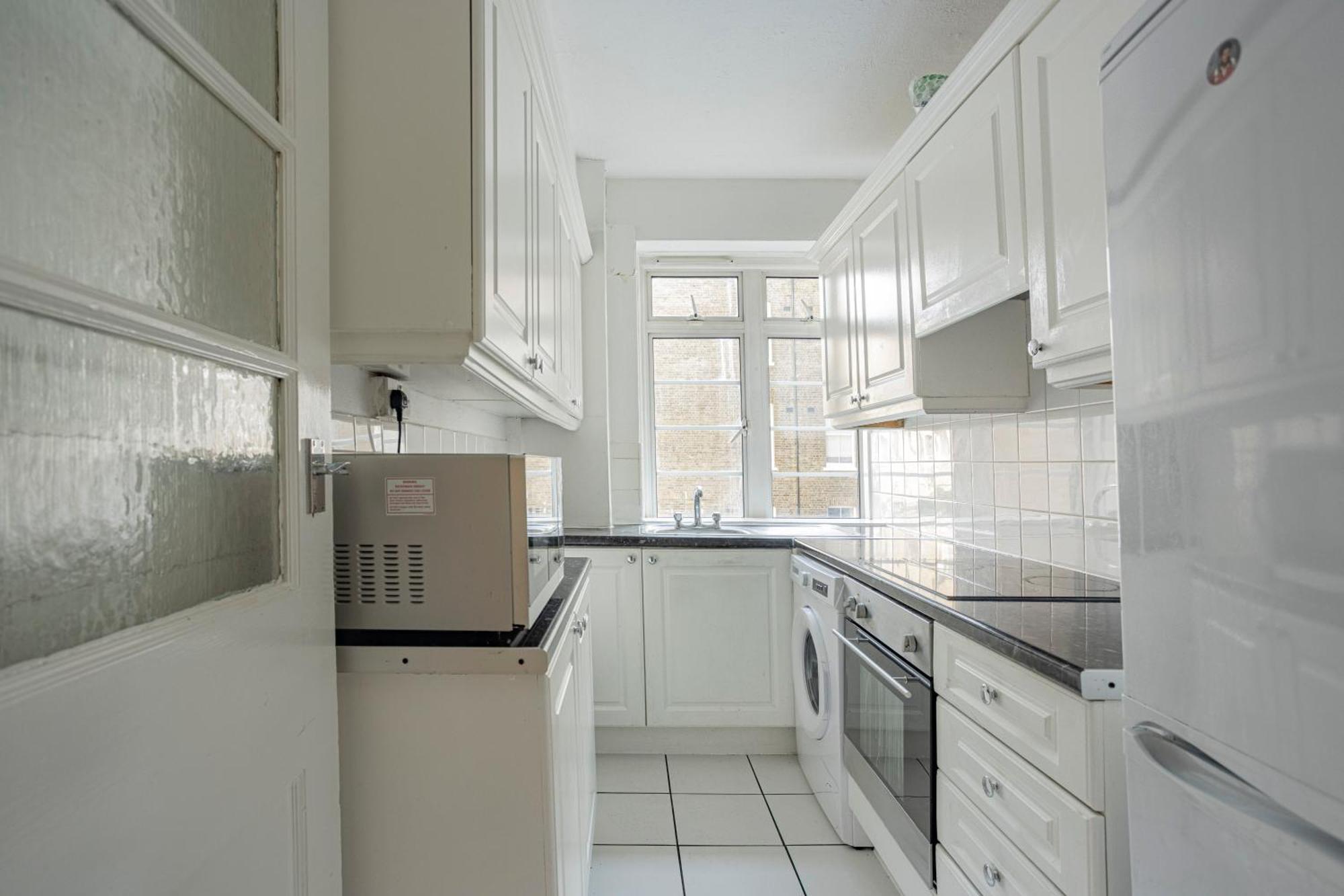 Three Bed Flat Near Earls Court Tube Apartment *