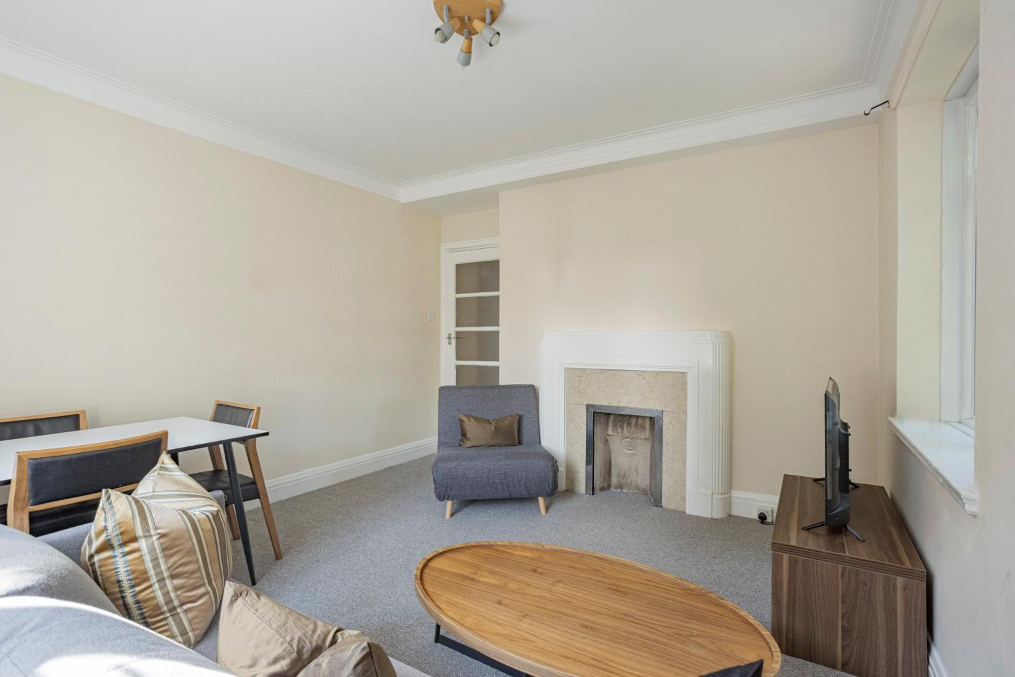 Three Bed Flat Near Earls Court Tube * London