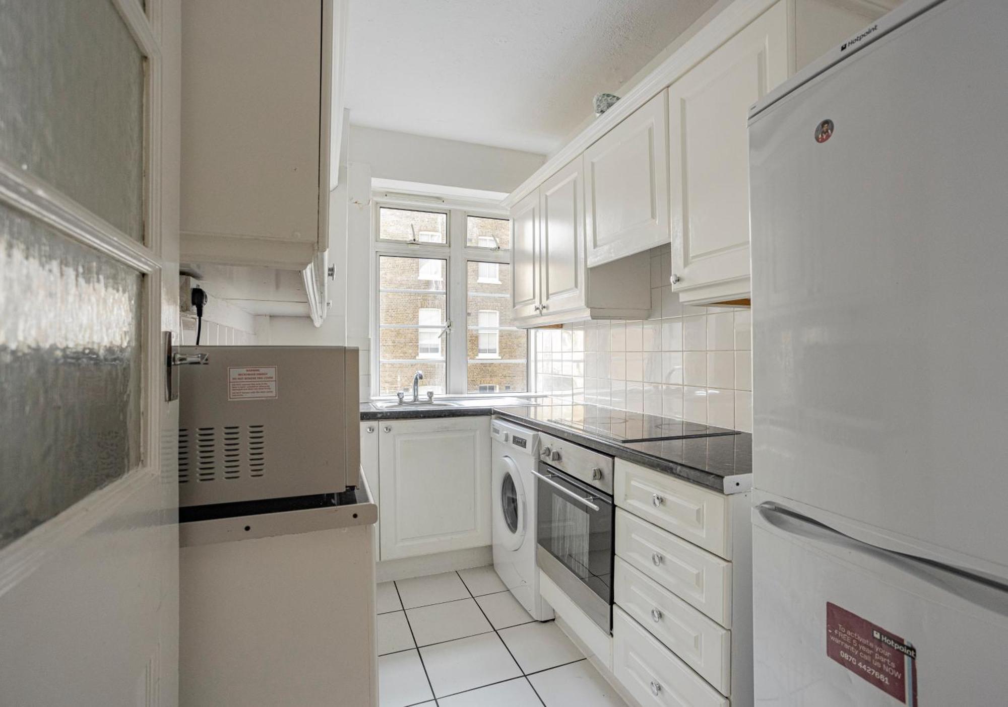 Three Bed Flat Near Earls Court Tube * London