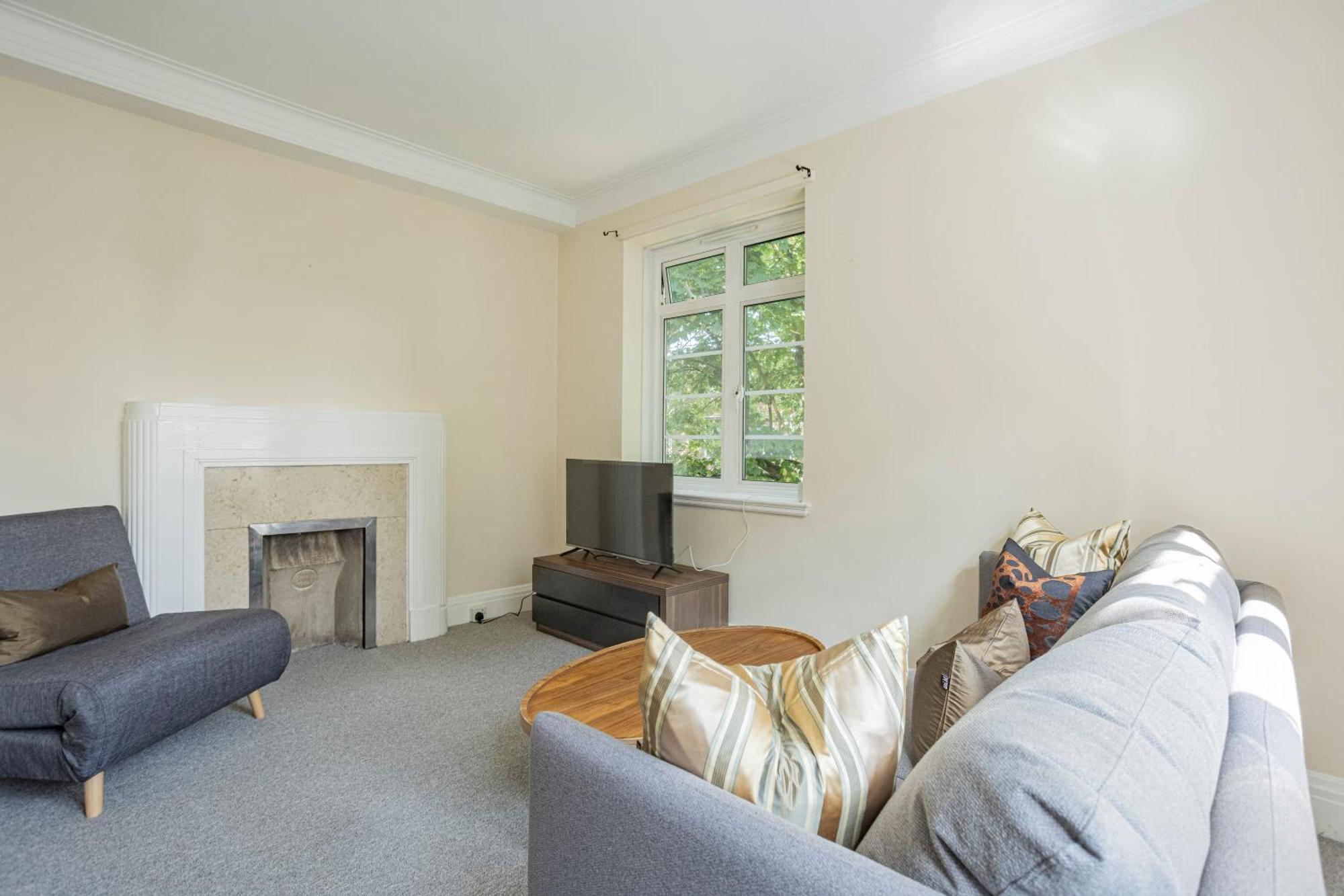 Three Bed Flat Near Earls Court Tube *